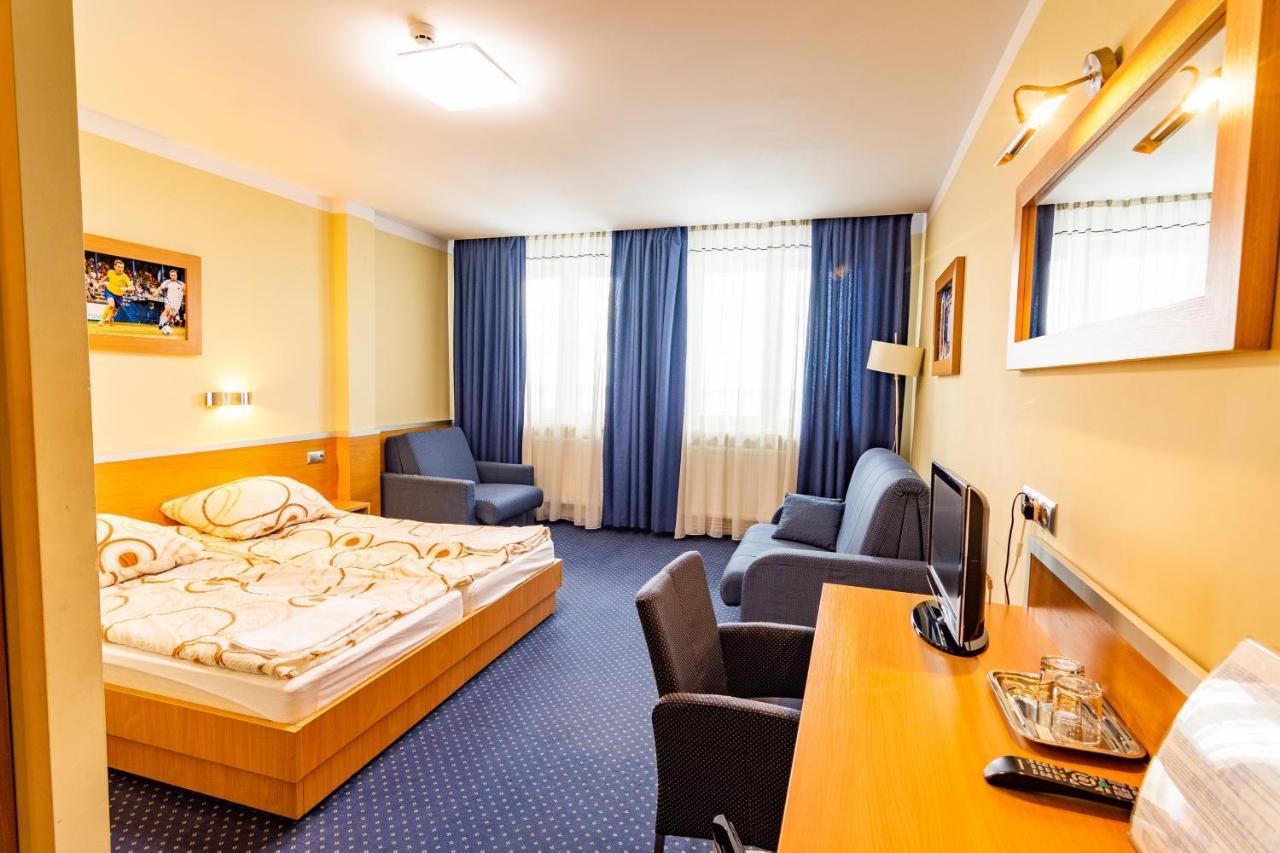 Hotel Dom Sportowca Blonie - Mosir Sanok Esterno foto