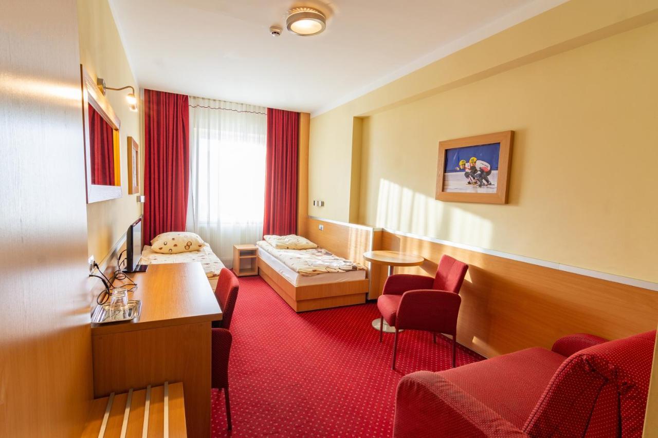 Hotel Dom Sportowca Blonie - Mosir Sanok Esterno foto