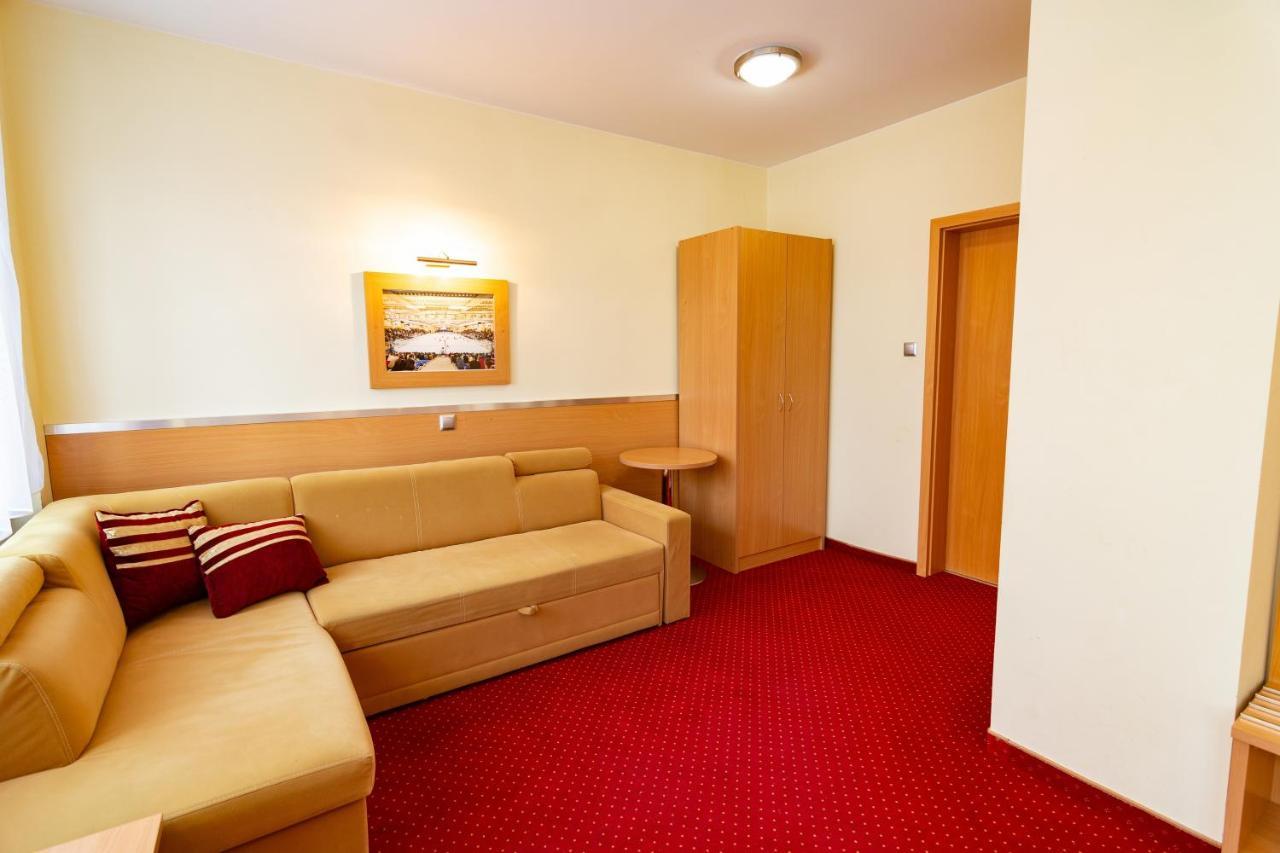 Hotel Dom Sportowca Blonie - Mosir Sanok Esterno foto
