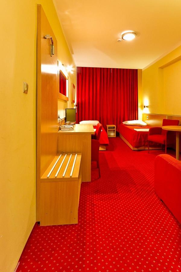 Hotel Dom Sportowca Blonie - Mosir Sanok Esterno foto